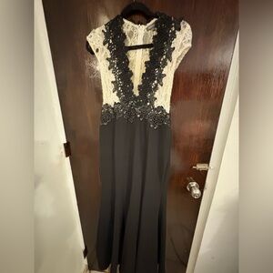 Gracia Black and Cream Lace Formal Dress. Size Large.